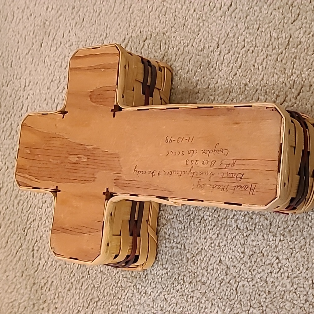 Vintage Hamdmade Cross ✝️ Basket - Picture 5 of 6